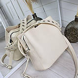 Шкіряна сумка жіноча бежева через плече середнього розміру модна на широкому ремені, фото 3