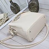 Шкіряна сумка жіноча бежева через плече середнього розміру модна на широкому ремені, фото 4