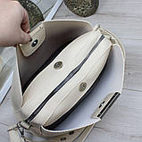 Шкіряна сумка жіноча бежева через плече середнього розміру модна на широкому ремені, фото 5