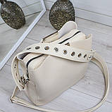 Шкіряна сумка жіноча бежева через плече середнього розміру модна на широкому ремені, фото 6