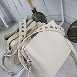 Шкіряна сумка жіноча бежева через плече середнього розміру модна на широкому ремені, фото 7