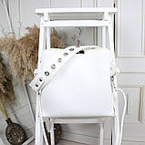 Біла жіноча сумка через плече середнього розміру на широкому ремені квадратна, фото 3