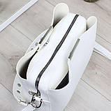 Біла жіноча сумка через плече середнього розміру на широкому ремені квадратна, фото 5