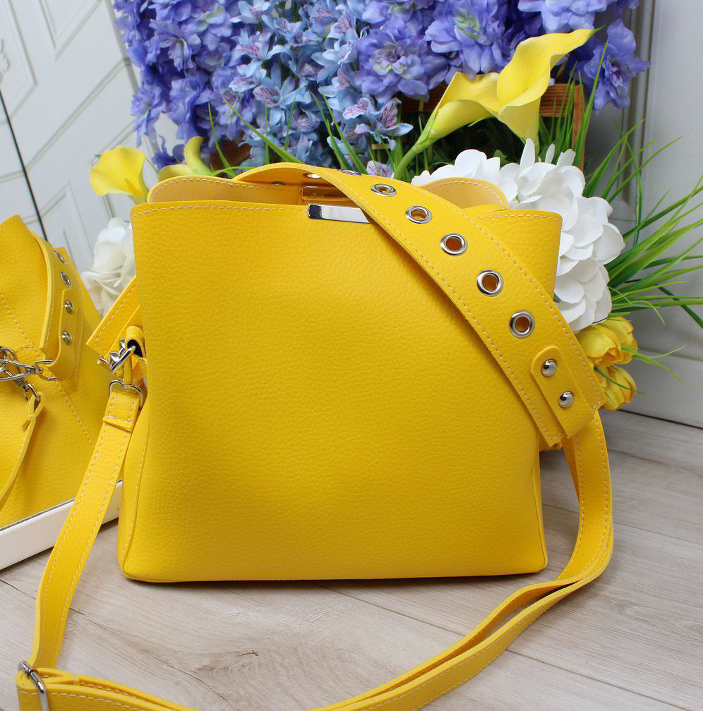 Шкіряна жовта сумка через плече квадратна середнього розміру модна на широкому ремені, фото 1