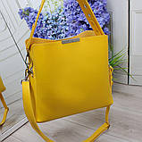 Шкіряна жовта сумка через плече квадратна середнього розміру модна на широкому ремені, фото 2