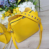 Шкіряна жовта сумка через плече квадратна середнього розміру модна на широкому ремені, фото 3