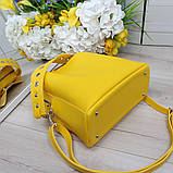 Шкіряна жовта сумка через плече квадратна середнього розміру модна на широкому ремені, фото 4