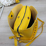 Шкіряна жовта сумка через плече квадратна середнього розміру модна на широкому ремені, фото 5