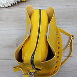 Шкіряна жовта сумка через плече квадратна середнього розміру модна на широкому ремені, фото 6