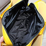 Шкіряна жовта сумка через плече квадратна середнього розміру модна на широкому ремені, фото 7