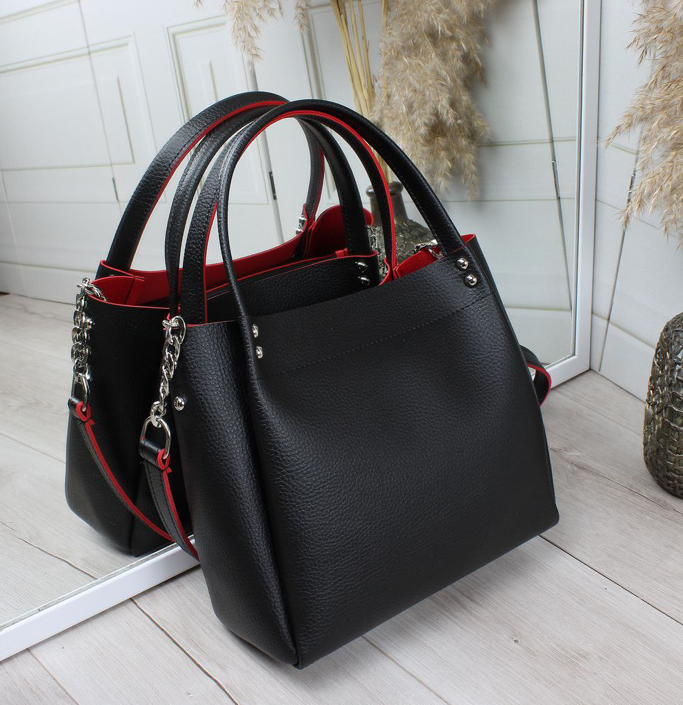 Шкіряна жіноча чорна сумка через плече квадратна середнього розміру модна з червоними обідками, фото 1