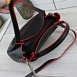 Шкіряна жіноча чорна сумка через плече квадратна середнього розміру модна з червоними обідками, фото 2