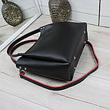 Шкіряна жіноча чорна сумка через плече квадратна середнього розміру модна з червоними обідками, фото 6