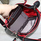 Шкіряна жіноча чорна сумка через плече квадратна середнього розміру модна з червоними обідками, фото 7