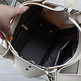 Шкіряна сумка жіноча бежева через плече квадратна середнього розміру модна, фото 7