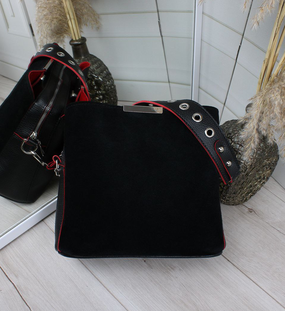 Шкіряна жіноча чорна сумка замшева через плече квадратна середнього розміру модна на широкому ремені з червоним обідком, фото 1