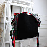 Шкіряна жіноча чорна сумка замшева через плече квадратна середнього розміру модна на широкому ремені з червоним обідком, фото 2