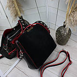 Шкіряна жіноча чорна сумка замшева через плече квадратна середнього розміру модна на широкому ремені з червоним обідком, фото 3
