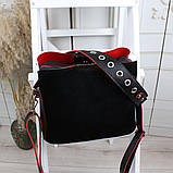 Шкіряна жіноча чорна сумка замшева через плече квадратна середнього розміру модна на широкому ремені з червоним обідком, фото 4