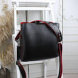 Шкіряна жіноча чорна сумка замшева через плече квадратна середнього розміру модна на широкому ремені з червоним обідком, фото 6