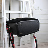 Шкіряна жіноча чорна сумка замшева через плече квадратна середнього розміру модна на широкому ремені з червоним обідком, фото 7