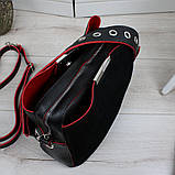 Шкіряна жіноча чорна сумка замшева через плече квадратна середнього розміру модна на широкому ремені з червоним обідком, фото 8