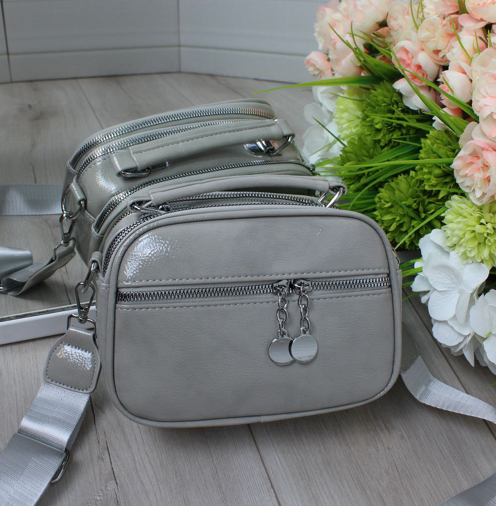 Шкіряна лакова сумка жіноча клатч на широкому ремені вечірня маленька через плече сіра, фото 1