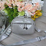 Шкіряна лакова сумка жіноча клатч на широкому ремені вечірня маленька через плече сіра, фото 5