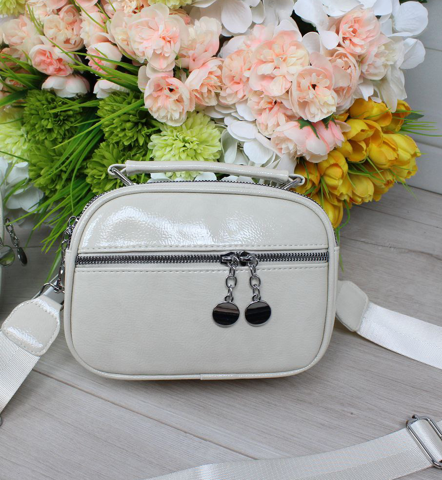 Шкіряна лакова жіноча сумка бежева клатч на широкому ремені вечірня маленька через плече, фото 1