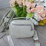 Шкіряна лакова жіноча сумка бежева клатч на широкому ремені вечірня маленька через плече, фото 2