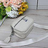 Шкіряна лакова жіноча сумка бежева клатч на широкому ремені вечірня маленька через плече, фото 3