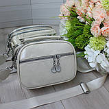 Шкіряна лакова жіноча сумка бежева клатч на широкому ремені вечірня маленька через плече, фото 4