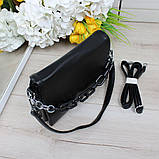 Шкіряна модна жіноча чорна сумка через плече маленька класична з ланцюжком, фото 2
