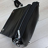 Шкіряна модна жіноча чорна сумка через плече маленька класична з ланцюжком, фото 6
