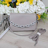 Шкіряна модна сумка жіноча через плече маленька класична з ланцюжком сіра, фото 2
