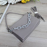 Шкіряна модна сумка жіноча через плече маленька класична з ланцюжком сіра, фото 3