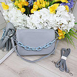 Шкіряна модна жіноча сумка блакитна через плече маленька класична з ланцюжком, фото 3