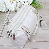 Шкіряна модна сумка жіноча середнього розміру через плече класична молочна, фото 6