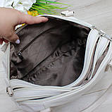 Шкіряна модна сумка жіноча середнього розміру через плече класична молочна, фото 9