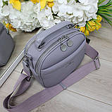 Шкіряна модна жіноча сумка маленька через плече на широкому фіолетовому ремені, фото 2