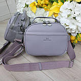 Шкіряна модна жіноча сумка маленька через плече на широкому фіолетовому ремені, фото 3