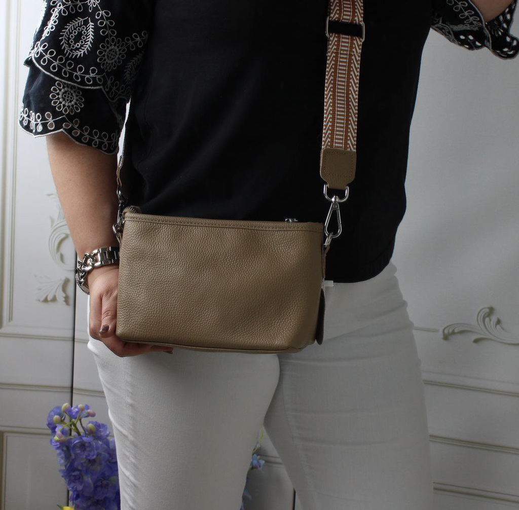 Натуральна шкіряна жіноча сумка бежева клатч через плече маленька на широкому ремені вечірня, фото 1