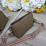 Натуральна шкіряна жіноча сумка бежева клатч через плече маленька на широкому ремені вечірня, фото 4