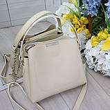 Шкіряна сумка жіноча бежева через плече квадратна середнього розміру модна, фото 2