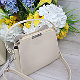 Шкіряна сумка жіноча бежева через плече квадратна середнього розміру модна, фото 3