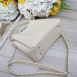 Шкіряна сумка жіноча бежева через плече квадратна середнього розміру модна, фото 4