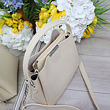 Шкіряна сумка жіноча бежева через плече квадратна середнього розміру модна, фото 5