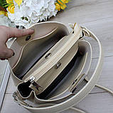Шкіряна сумка жіноча бежева через плече квадратна середнього розміру модна, фото 6