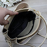 Шкіряна сумка жіноча бежева через плече квадратна середнього розміру модна, фото 7