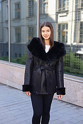 Зимова жіноча коротка чорна дублянка з хутром на капюшоні